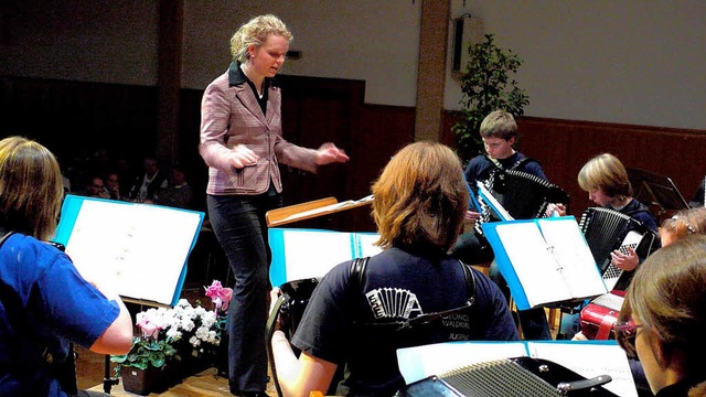 Annette Riessner dirgiert das Jugendor...un bereitet sie ein neues Projekt vor.  | Foto: Eberhard Wei