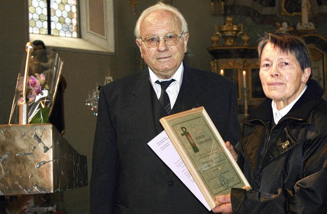Der Vorsitzende des Dekanansmesnerverb...goldene Ehrenzeichen und die Urkunde.   | Foto: Anton Winzer