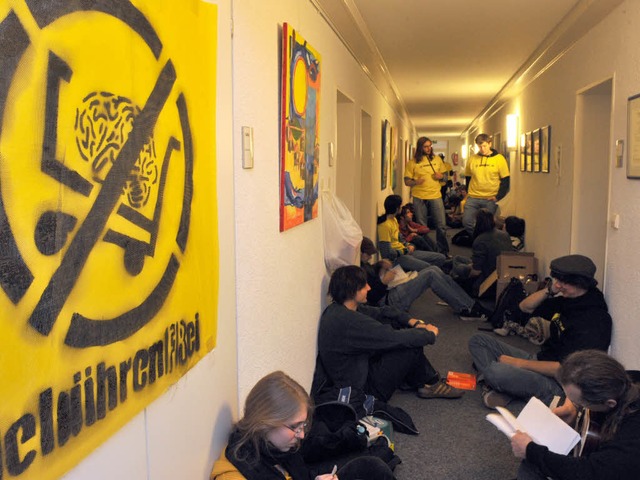 Studierende haben das vierte Obergeschoss der KFH besetzt.  | Foto: dpa