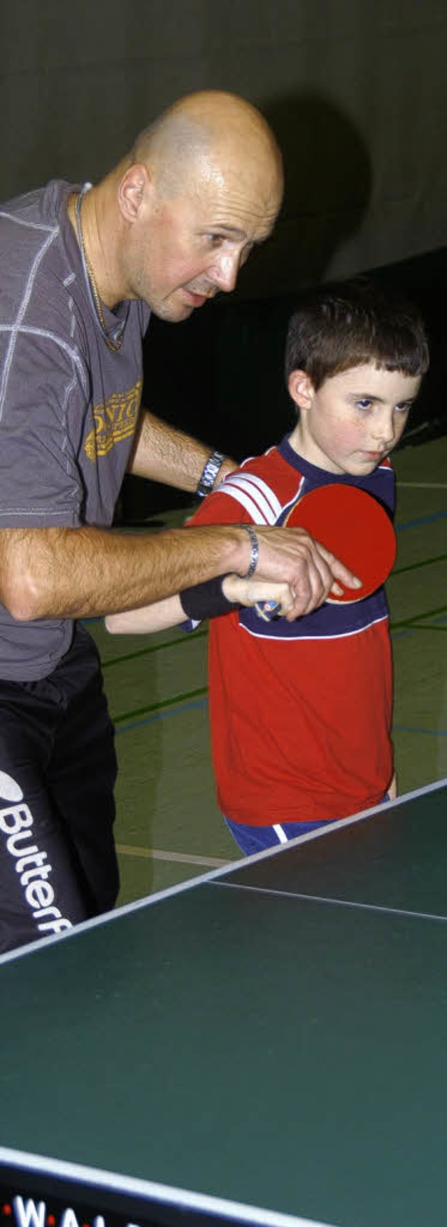 Der neue Trainer Pavel Rehorek zeigt j... Schlgerhaltung im Tischtennisspiel.   | Foto: Noeske