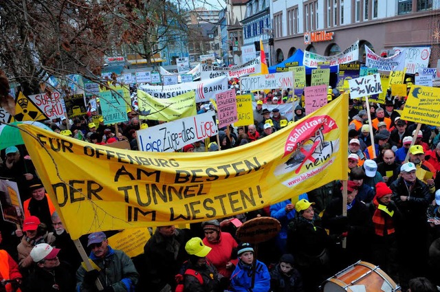 Der Protest gegen die Bahnplne hat in Lahr Tausende auf die Strae gebracht.  | Foto: Wolfgang Knstle