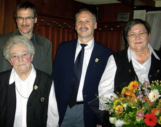 Fr 30-jhrige aktive Mitgliedschaft i...vom  Chor einen groen Blumenstrau.    | Foto: Karin  Maier