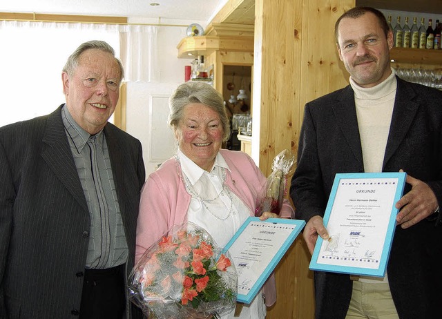 Gnther Hertrich (links)  ehrte seine ...r 40-jhrige Treue  zum VdK entgegen.   | Foto:  Hans-Dieter Folles