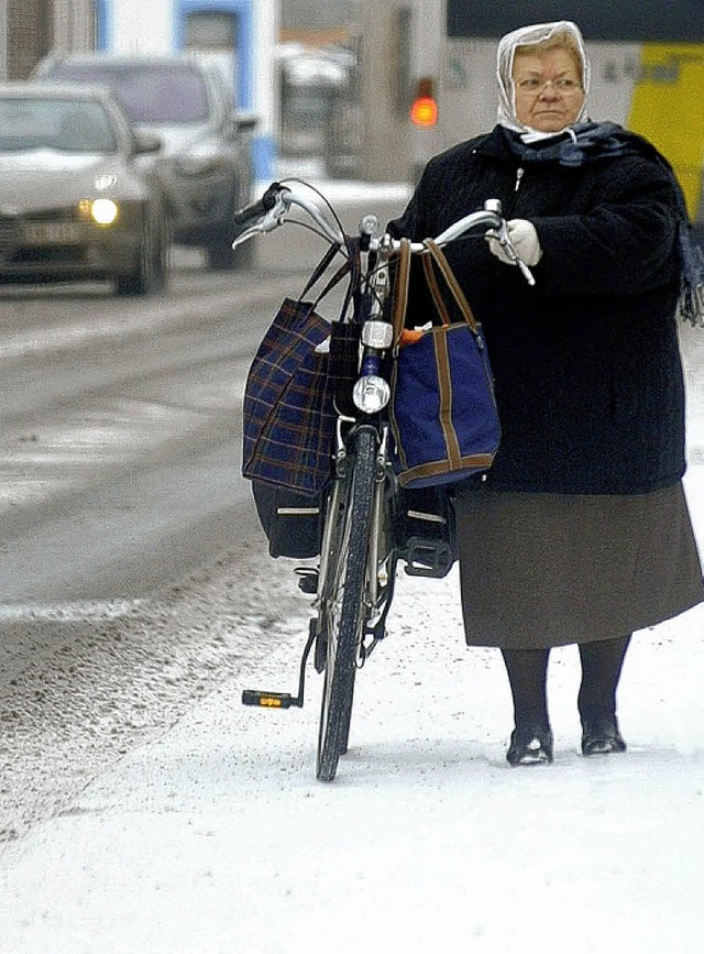 Diese Frau in Brssel schiebt ihr Fahrrad lieber.   | Foto: AFP