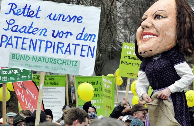 Demo gegen Gen-Mais: Eine  Puppe auf S...n soll, st aus einem Sack Maiskrner.  | Foto: dpa