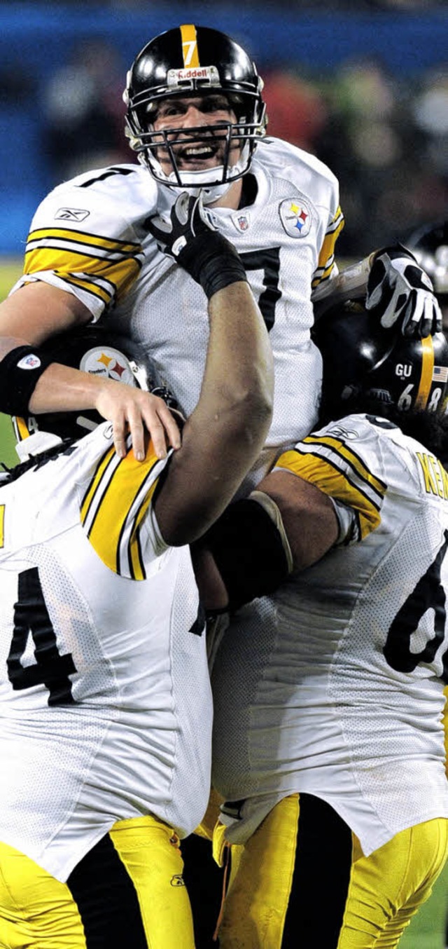 Steelers-Quarterback Ben Roethlisberger lsst sich feiern.  | Foto: dpa