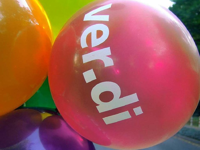 Verdi beginnt mit dem Arbeitskampf 200...elen nicht nur Luftballons eine Rolle.  | Foto: Susanne Mller