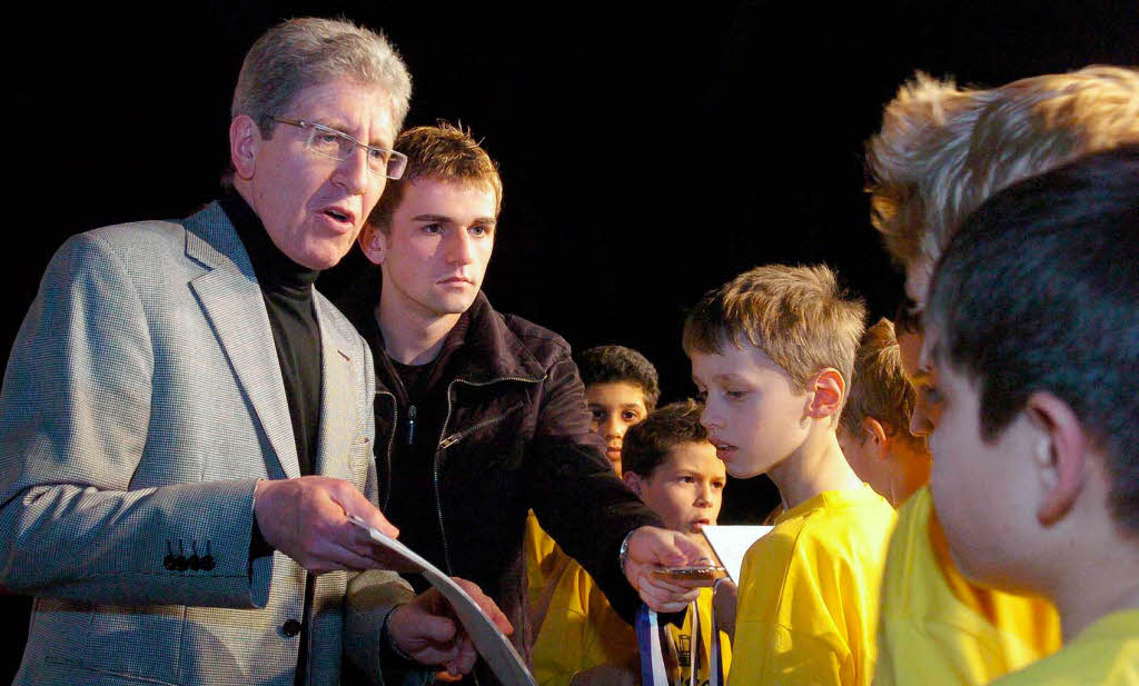 2007: OB und Ehrengast Sebastian Reinert (Mitte) verteilen Urkunden und Medaillen an die Spieler. 2007: OB und Ehrengast Sebastian Reinert (Mitte) verteilen Urkunden und Medaillen an die Spieler.