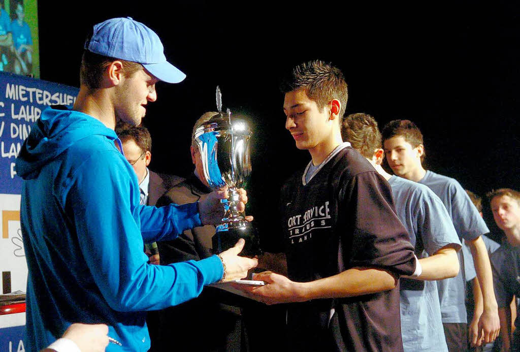 2008: Jeff Kornetzky vom Karlsruher SC überreicht Urkunden und Medaillen 2008: Jeff Kornetzky vom Karlsruher SC überreicht Urkunden und Medaillen