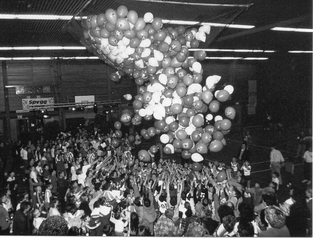 1992: Die Nachwuchskicker lassen Luftballons steigen 1992: Die Nachwuchskicker lassen Luftballons steigen