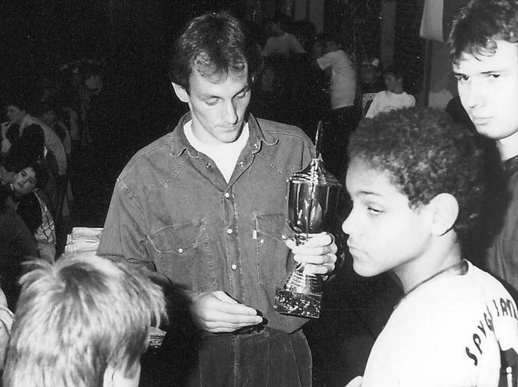 1990: Der gebürtige Seelbacher Jürgen Hartmann (VfB Stuttgart) überreicht die Pokale 1990: Der gebürtige Seelbacher Jürgen Hartmann (VfB Stuttgart) überreicht die Pokale