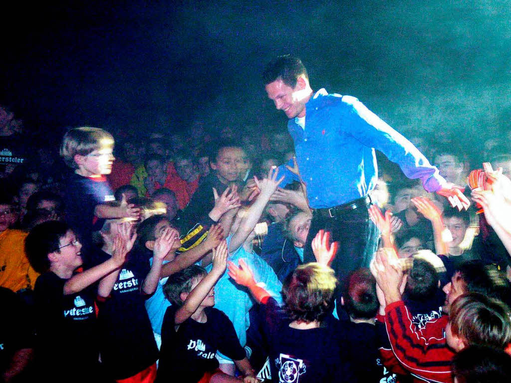 2005: Die Lahrer Jugendkicker begrüßen Sascha Riether, den Fußball-Profi aus Lahr 2005: Die Lahrer Jugendkicker begrüßen Sascha Riether, den Fußball-Profi aus Lahr
