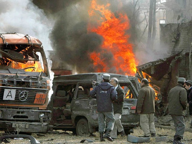 Bei dem Anschlag vor der deutschen Bot...afghanische Zivilisten gettet worden.  | Foto: dpa