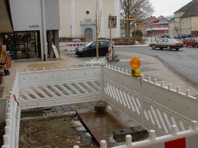 Absperrungen deuten rund um den Kirchp...ten  nach der Winterpause weitergehen.  | Foto: Dietmar Noeske