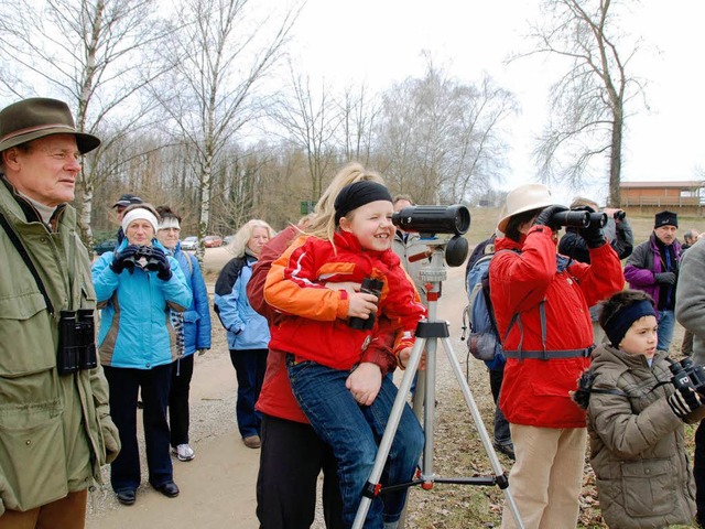 Einblick in die Vielfalt der gefiedert...s Mathes (links) bei einer Exkursion.   | Foto: Roland Vitt