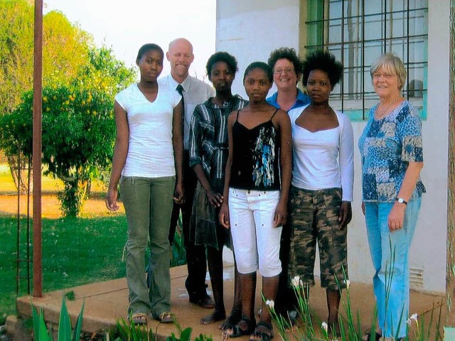 Irmela Walz, Frau des Maulburger Pfarr...Walz, mit vier Aidswaisen in Sdafrika  | Foto: privat
