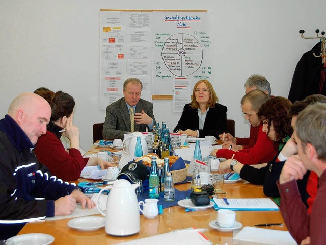 Peter Wei und Brbel Hltzen-Schoh st... Qualifizierung von Kurzarbeitern vor.  | Foto: hans-jrgen trul