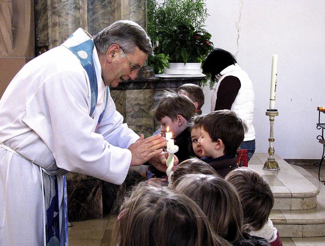Pfarrer Hubert Mangold erteilte jedem ...it den gekreuzten Kerzen in der Hand.   | Foto: Monika Rombach