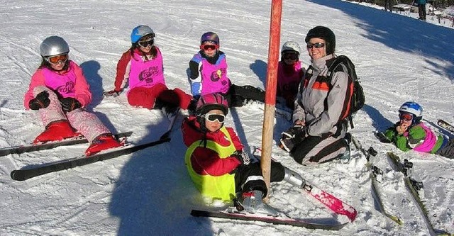 Erste Erfahrungen auf den &#8222;Brett...ten der Nachwuchs im Skikindergarten.   | Foto: Verein