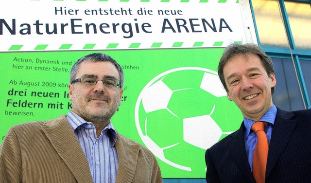 Dirk Bosselmann (links) und Achim Geig...or der knftigen Indoor-Soccer-Halle.   | Foto: Willi Adam