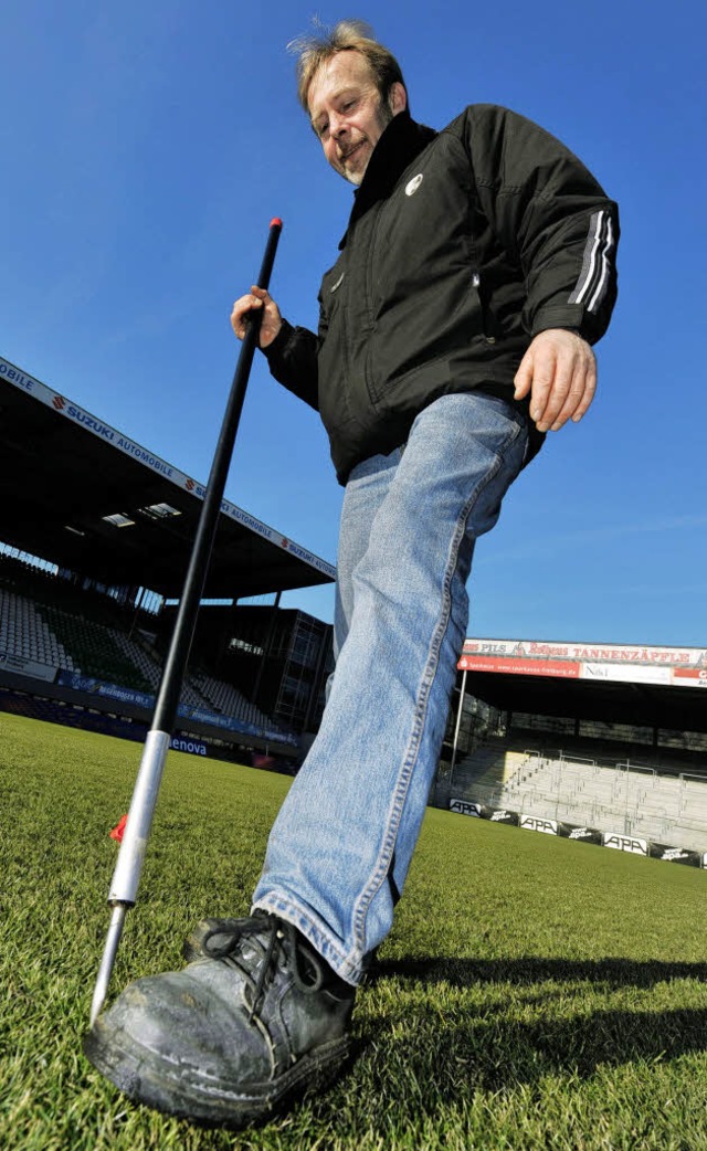 Gute Pflege ist alles: Der Greenkeeper...Rasenteppich des Badenova-Stadions.     | Foto: seeger