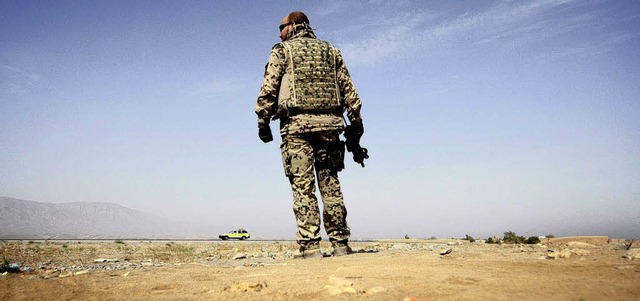 Ein Bundeswehrsoldat der International...Stadtrand von Kundus  eine Landstrae.  | Foto: ddp