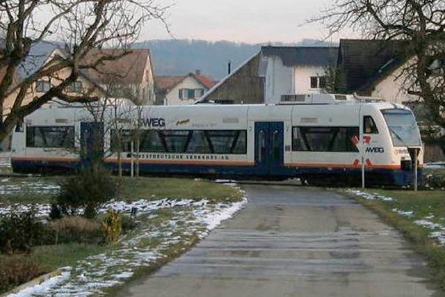 Zug erfasst Auto an Bahnbergang