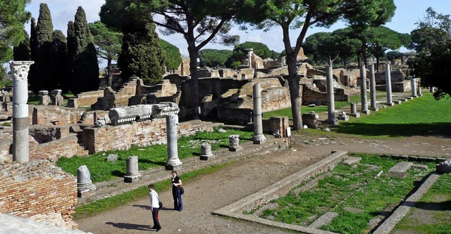 Im Schatten hoher Schirmpinien: die Ruinen von Ostia Antica  | Foto: dpa-tmn
