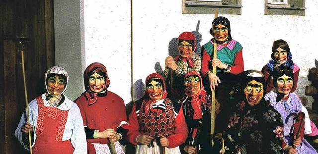 Eine Gruppe Kinder im Jahr 1970 als He... und  bekommen dafr kleine Geschenke.  | Foto: Narrenzunft Endingen