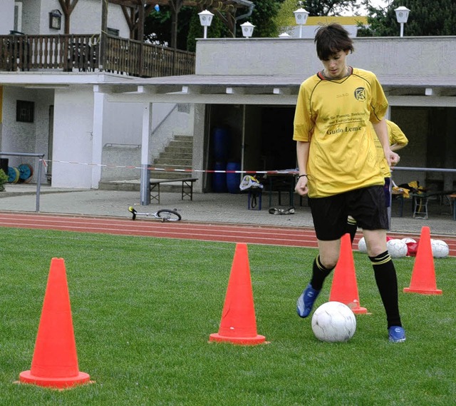 Ran ans Leder:  Mdchen- und Damenfub...club in Neuenburg ganz gro im Kommen.  | Foto: Alexander Anlicker