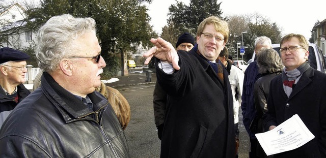 Hartfrid Wolff (Mitte) lie sich vor O... Michael Renner (rechts) informieren.   | Foto: Buck