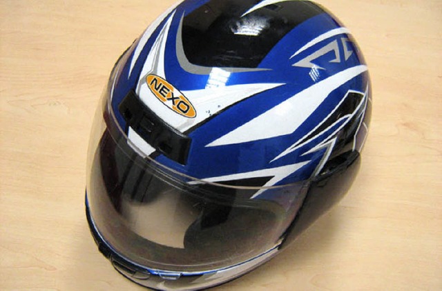 Wer kennt  den Besitzer dieses Helms, fragt die Polizei.   | Foto: Polizei