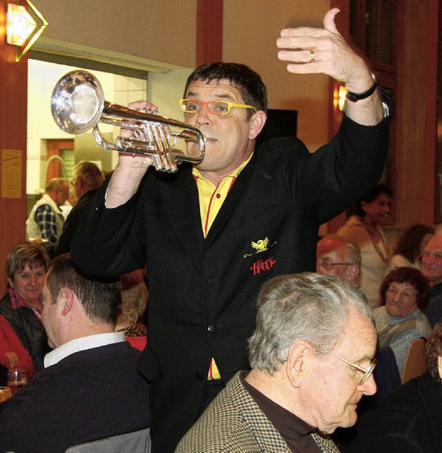 Helmut Dold als trompetenspielender Entertainer.   | Foto: S. Decoux-Kone