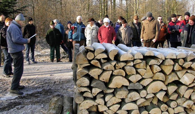 Gefragt war das Brennholz bei der Vers... mit   Waldspaziergang und Lagerfeuer.  | Foto: Erika Dietrich