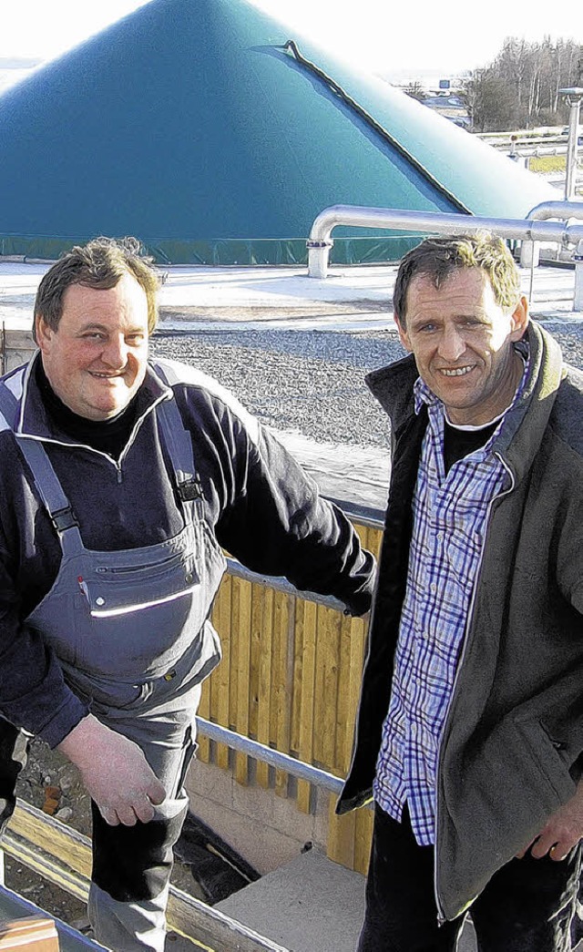 Stefan Bolkart (rechts)  und Bernd Rot...intergrund ein Teil der Biogasanlage.   | Foto: Dangel