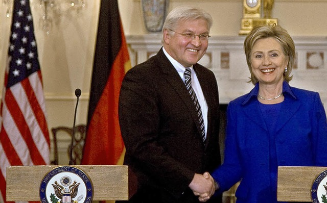 Gehen freundschaftlich miteinander um:...und  seine US-Kollegin Hillary Clinton  | Foto: DPA