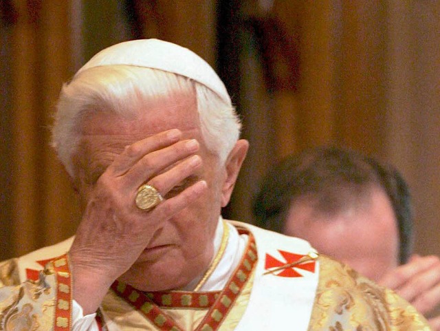 Der Papst steht dieser Tage im Kreuzfeuer der Kritik.  | Foto: dpa