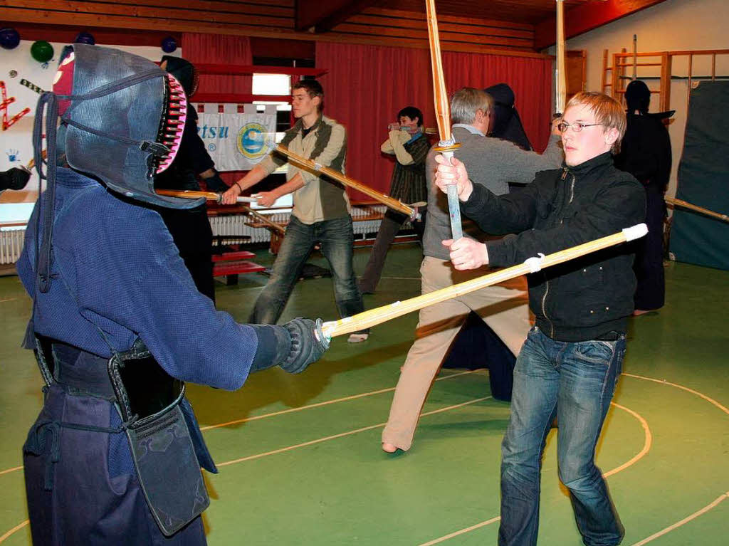 <Bildtext>Die hohe Fechtkunst der Samurai, Kendo, war nicht nur etwas zum Bestaunen, viele Besucher probierten es auch selbst. </Bildtext>