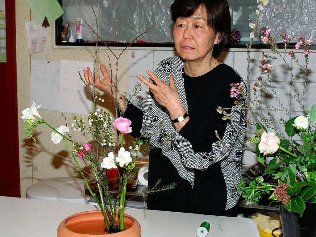 <Bildtext>Yoko Neumahr, Meisterin der Blumensteckkunst Ikebana, gab Einblick in die Ursprnge dieser besonderen japanischen Kulturform</Bildtext>.