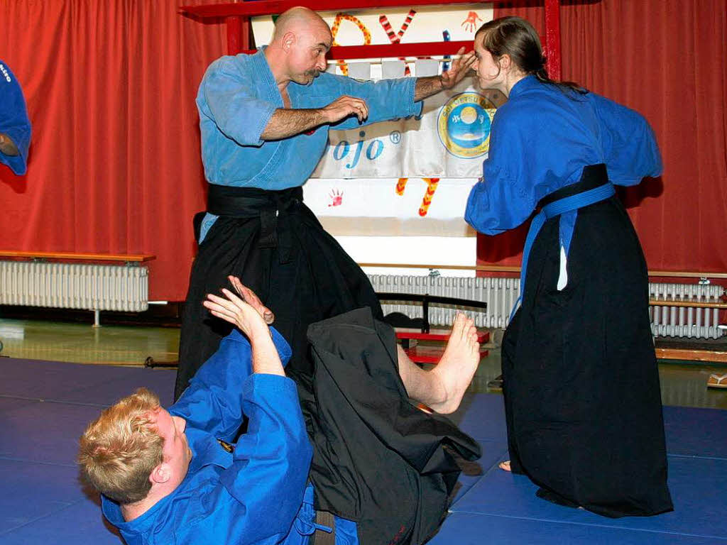 Michael Stapel,  Leiter der Kampfkunstschule "Sui Getsu Dojo", in Auggen prsentierte mit seinen Schlern Auszge aus "Jiu-Jitsu".