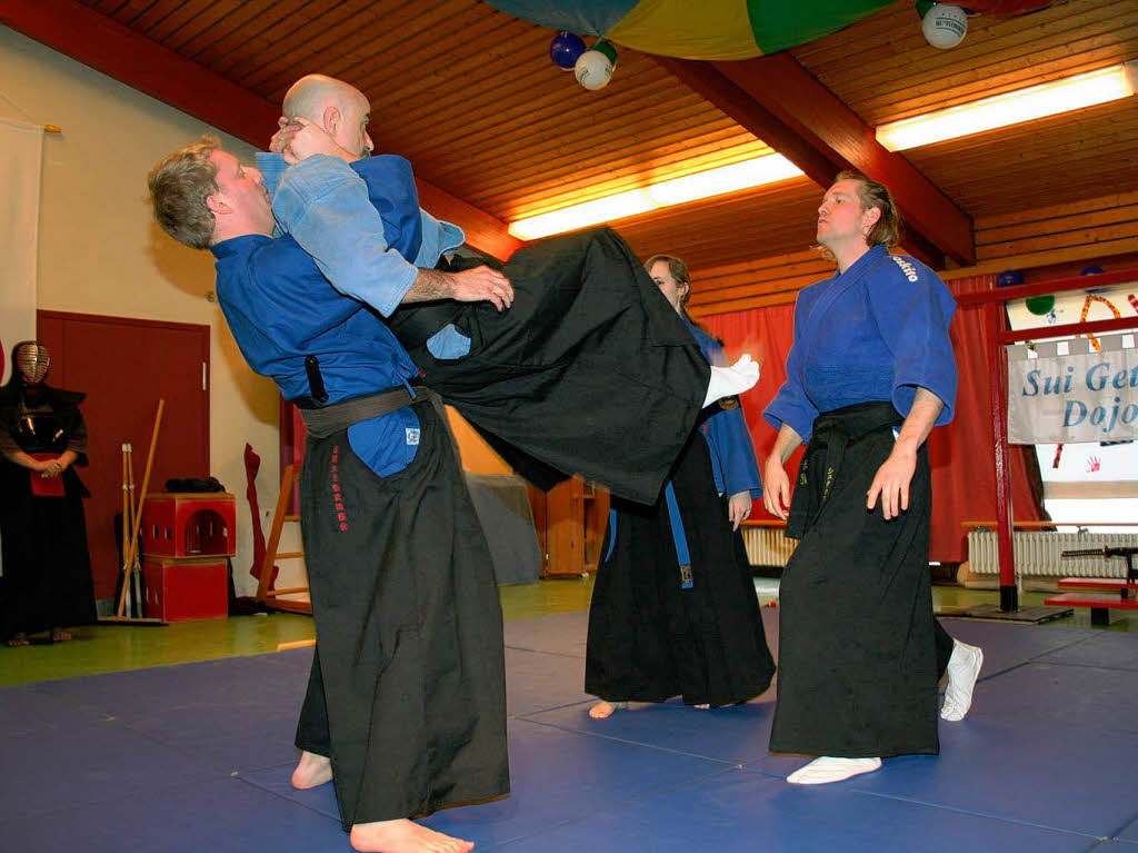 Michael Stapel,  Leiter der Kampfkunstschule "Sui Getsu Dojo", in Auggen prsentierte mit seinen Schlern Auszge aus "Jiu-Jitsu".