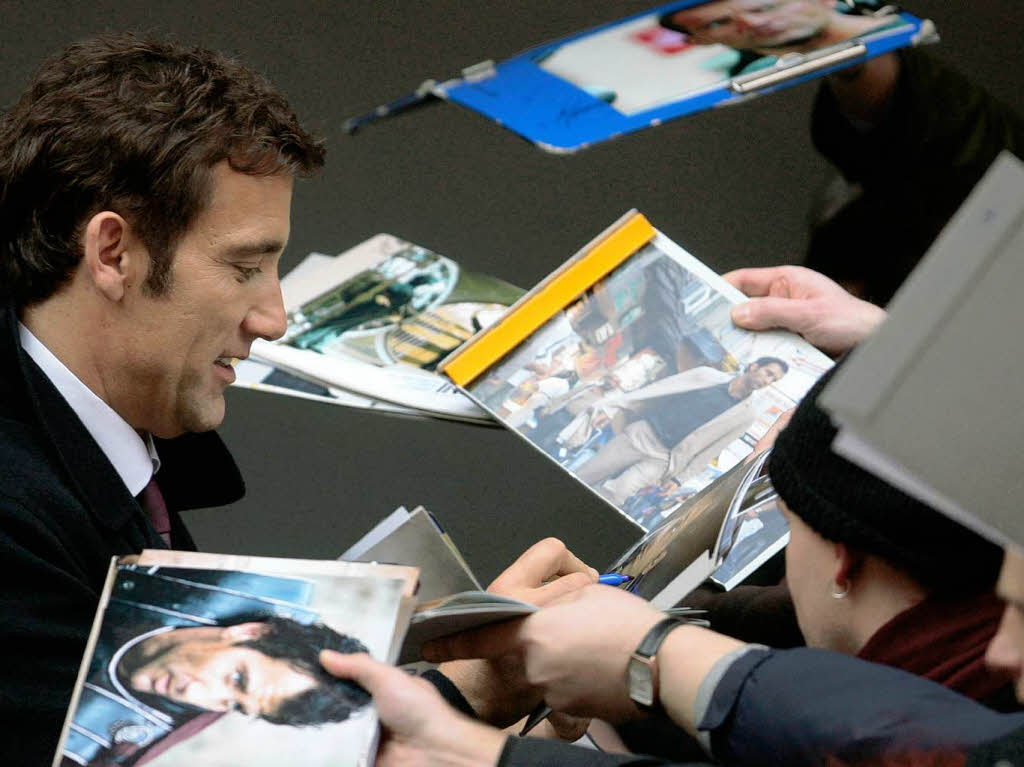 Ein Autogramm bitte! Clive Owen wird von Fans umlagert.