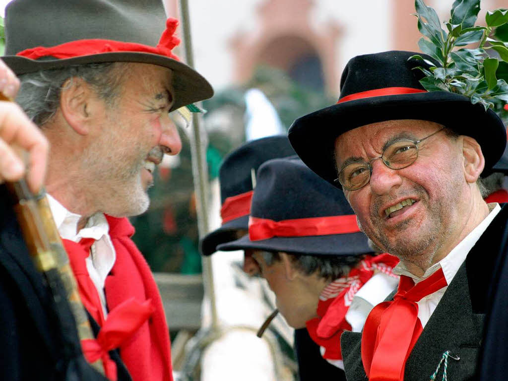 In Bad Sckingen waren die Wlder los. Nach dem Besuch im Rathaus ging’s ans Narrenbaumstellen auf dem Mnsterplatz.