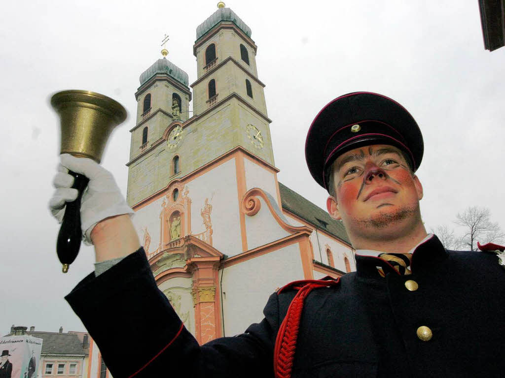 In Bad Sckingen waren die Wlder los. Nach dem Besuch im Rathaus ging’s ans Narrenbaumstellen auf dem Mnsterplatz.