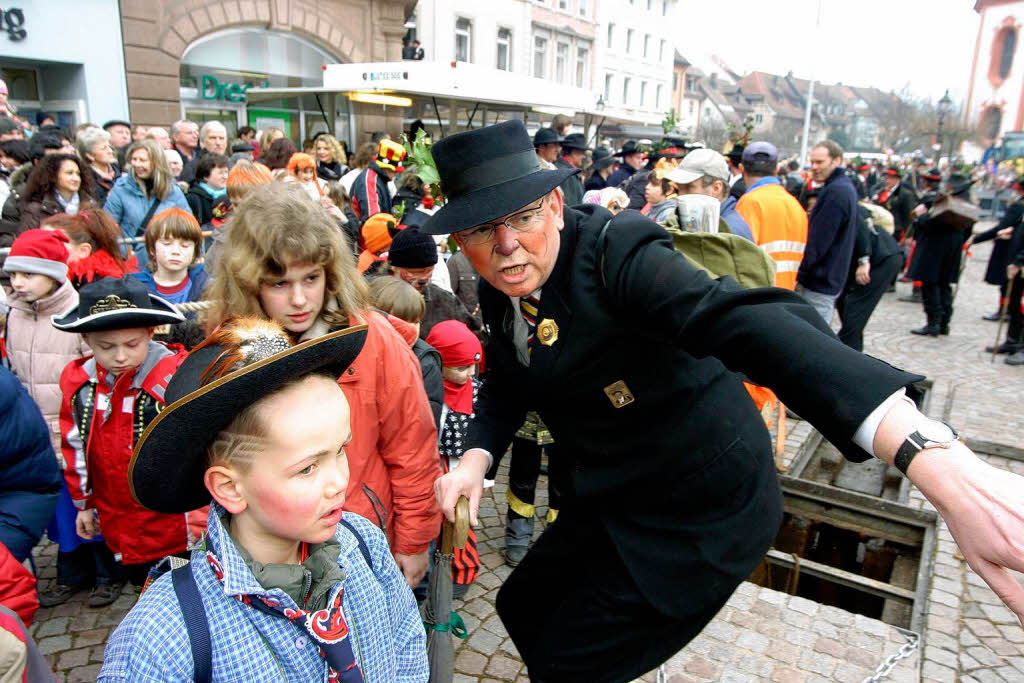 In Bad Sckingen waren die Wlder los. Nach dem Besuch im Rathaus ging’s ans Narrenbaumstellen auf dem Mnsterplatz.