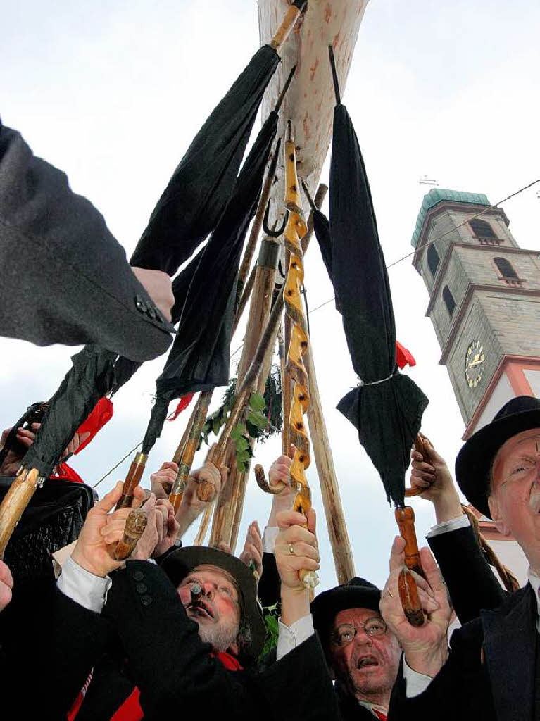 In Bad Sckingen waren die Wlder los. Nach dem Besuch im Rathaus ging’s ans Narrenbaumstellen auf dem Mnsterplatz.