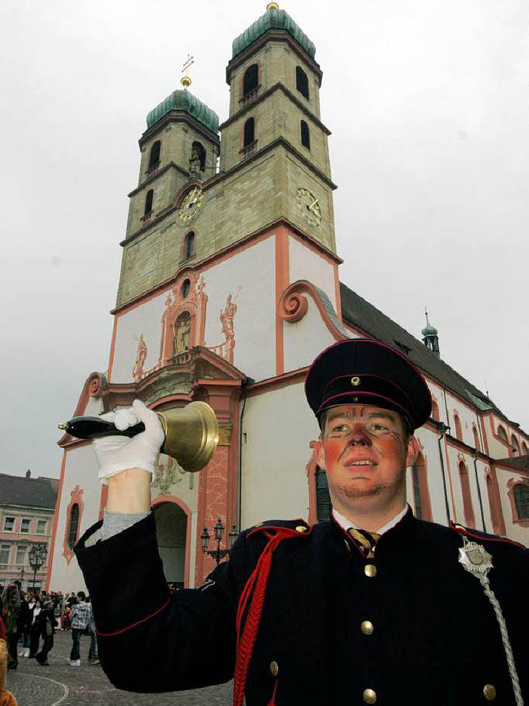 In Bad Sckingen waren die Wlder los. Nach dem Besuch im Rathaus ging’s ans Narrenbaumstellen auf dem Mnsterplatz.