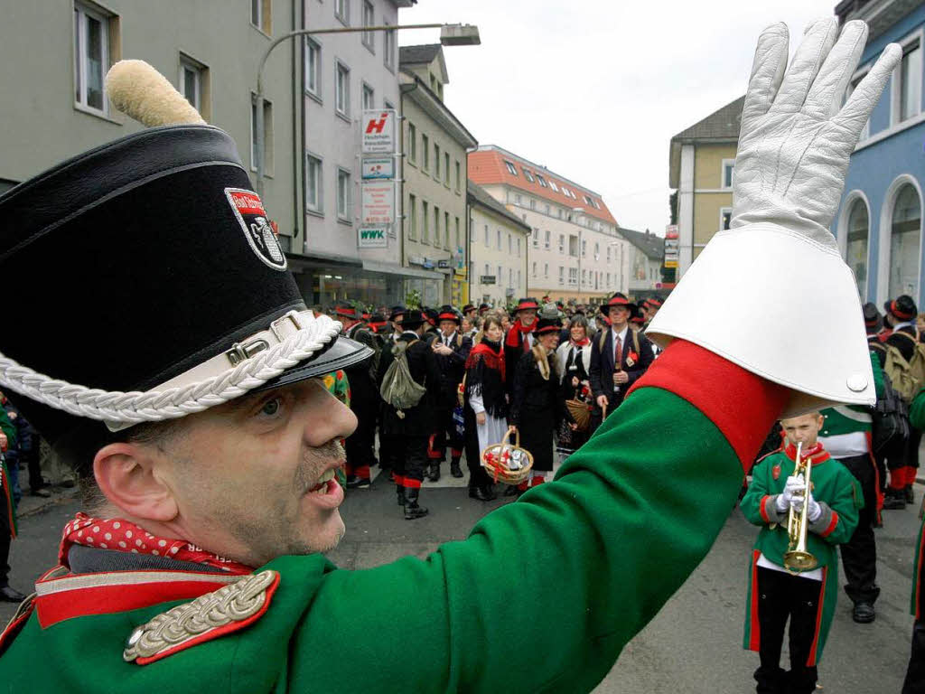 In Bad Sckingen waren die Wlder los. Nach dem Besuch im Rathaus ging’s ans Narrenbaumstellen auf dem Mnsterplatz.