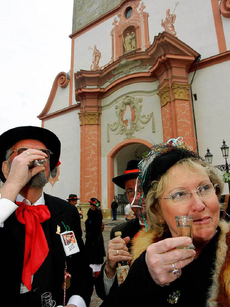 In Bad Sckingen waren die Wlder los. Nach dem Besuch im Rathaus ging’s ans Narrenbaumstellen auf dem Mnsterplatz.