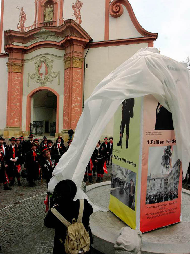 In Bad Sckingen waren die Wlder los. Nach dem Besuch im Rathaus ging’s ans Narrenbaumstellen auf dem Mnsterplatz.